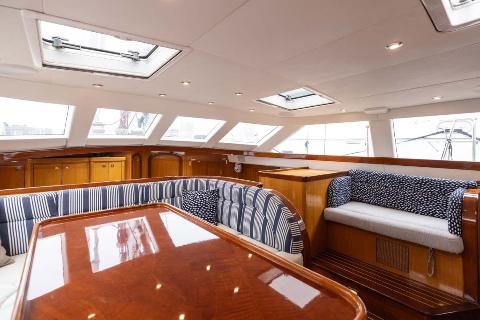 1999 Admiral Marine Center Cockpit - Image 4