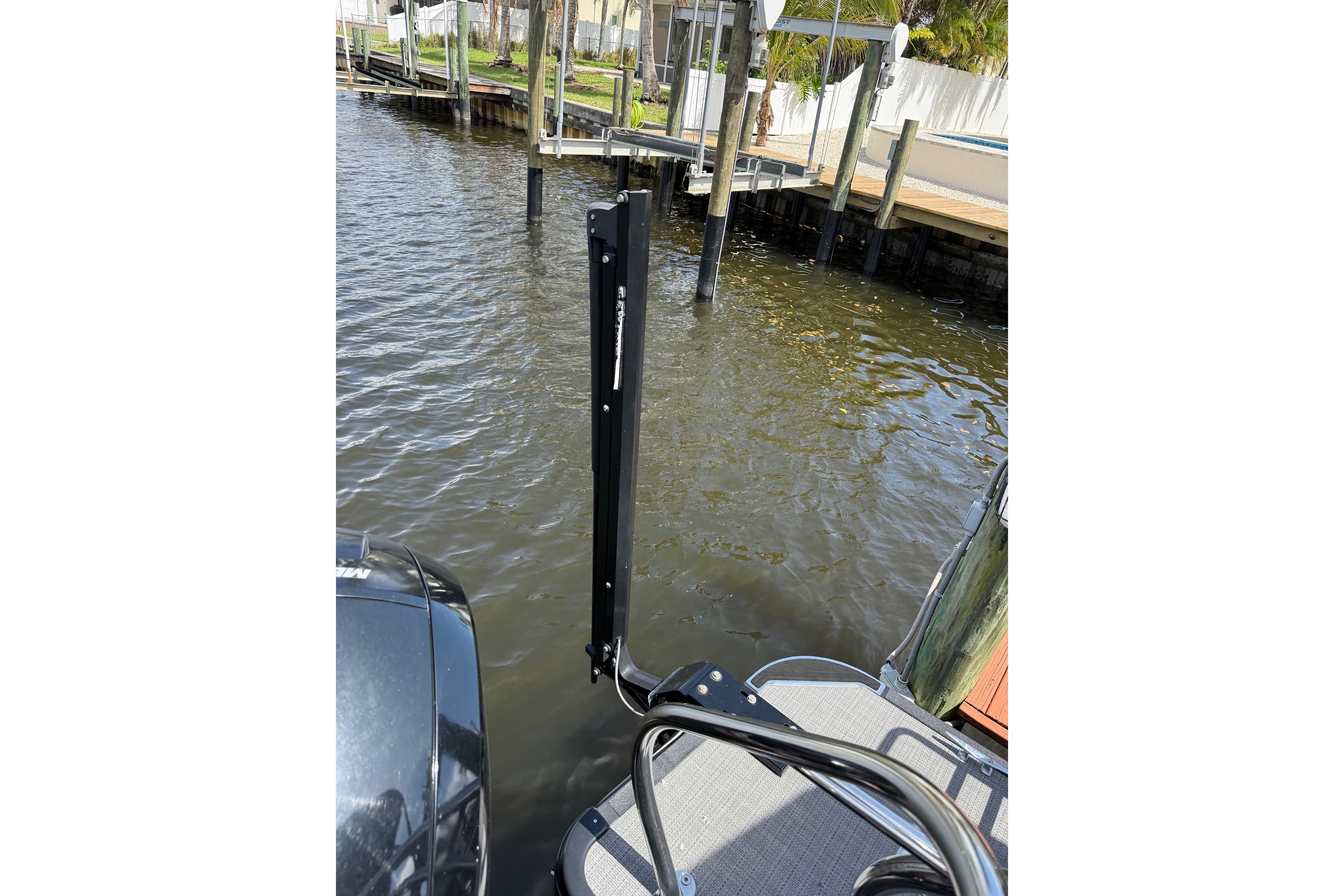 2023 Starcraft EXS 3 Q boat docked by a waterfront pier.