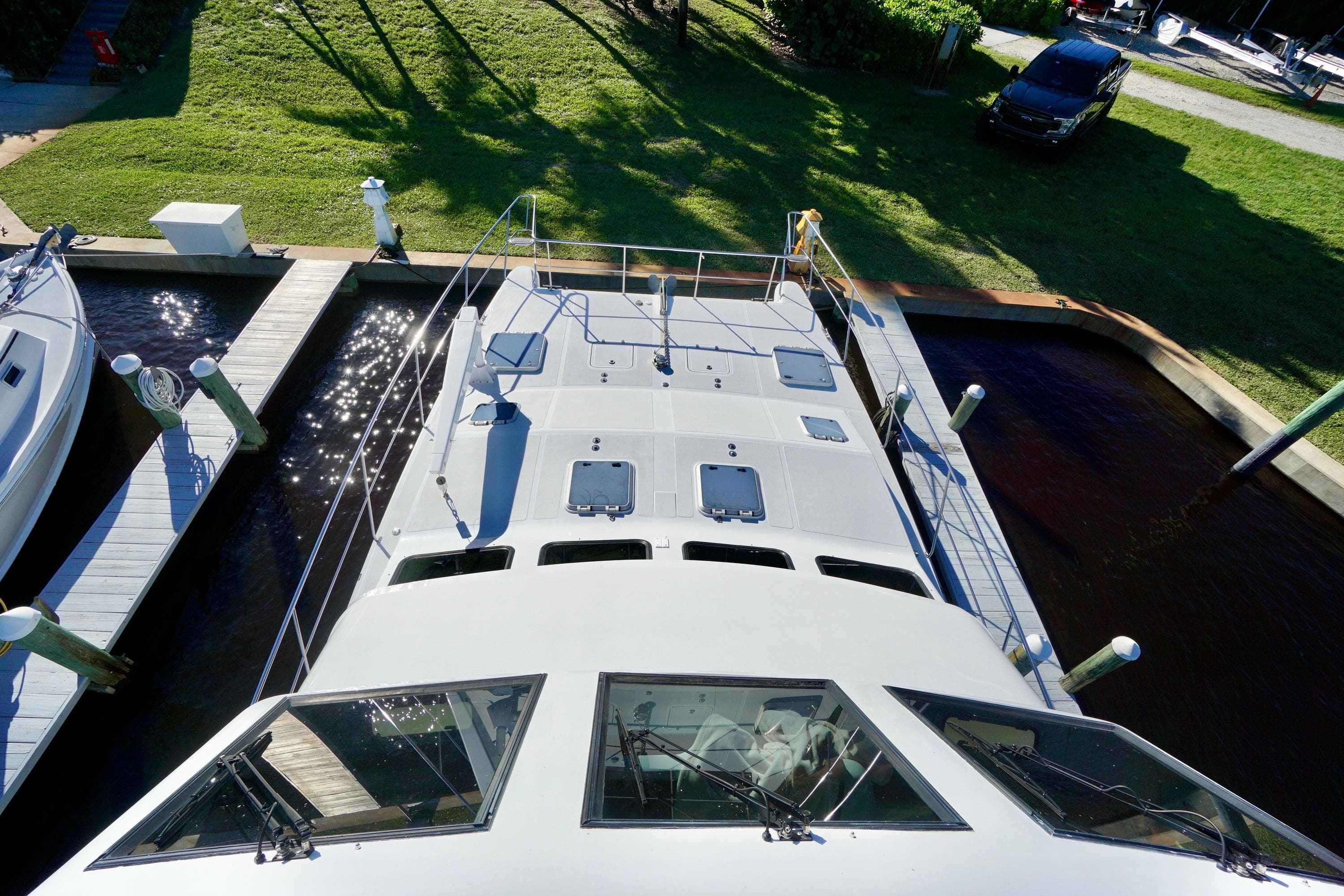 Overhead view of a 2000 Venturer 44 yacht docked at a marina.