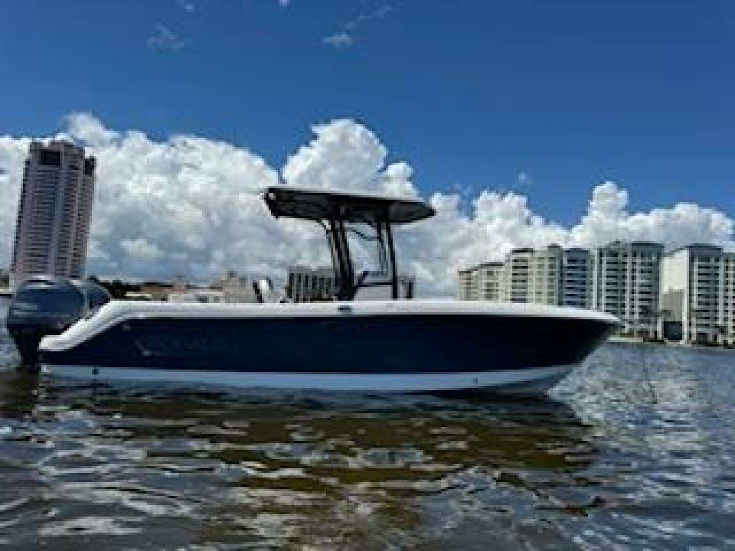 2022 Robalo R242 Center Console - Image 6