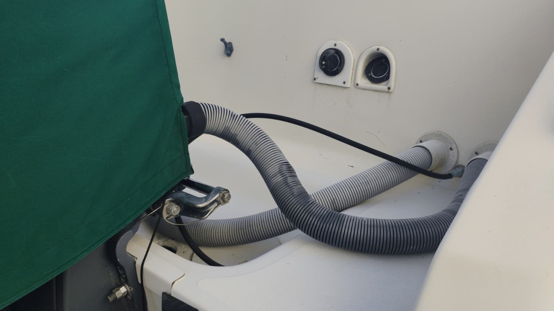 2001 Pursuit 2670 Cuddy Console - Image 8