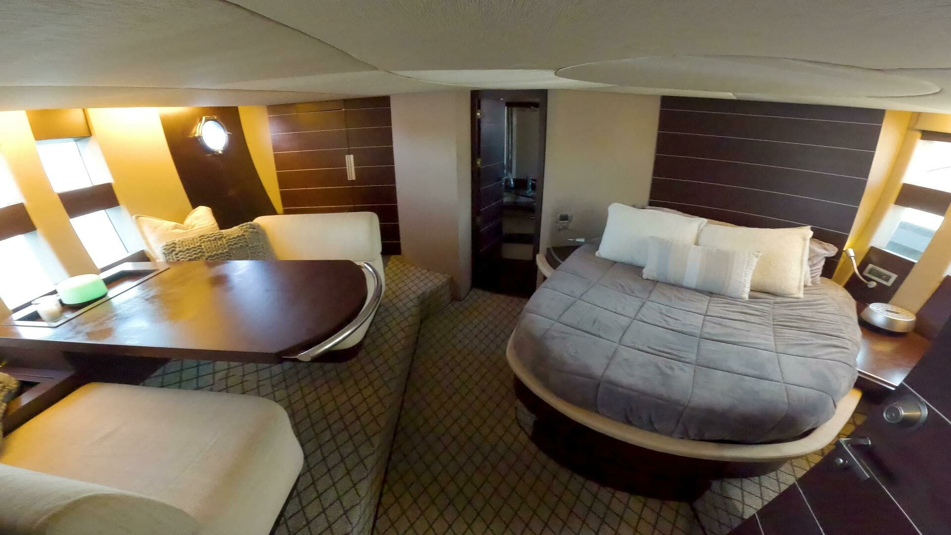 2011 Azimut 68S - Image 12