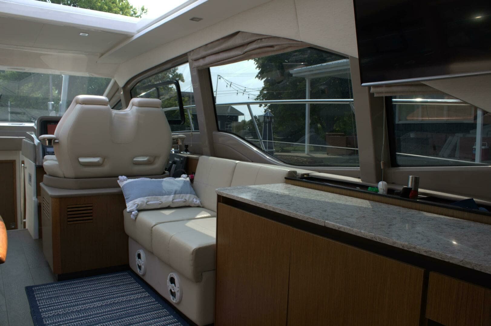 2017 Sea Ray 460 Sundancer - Image 11