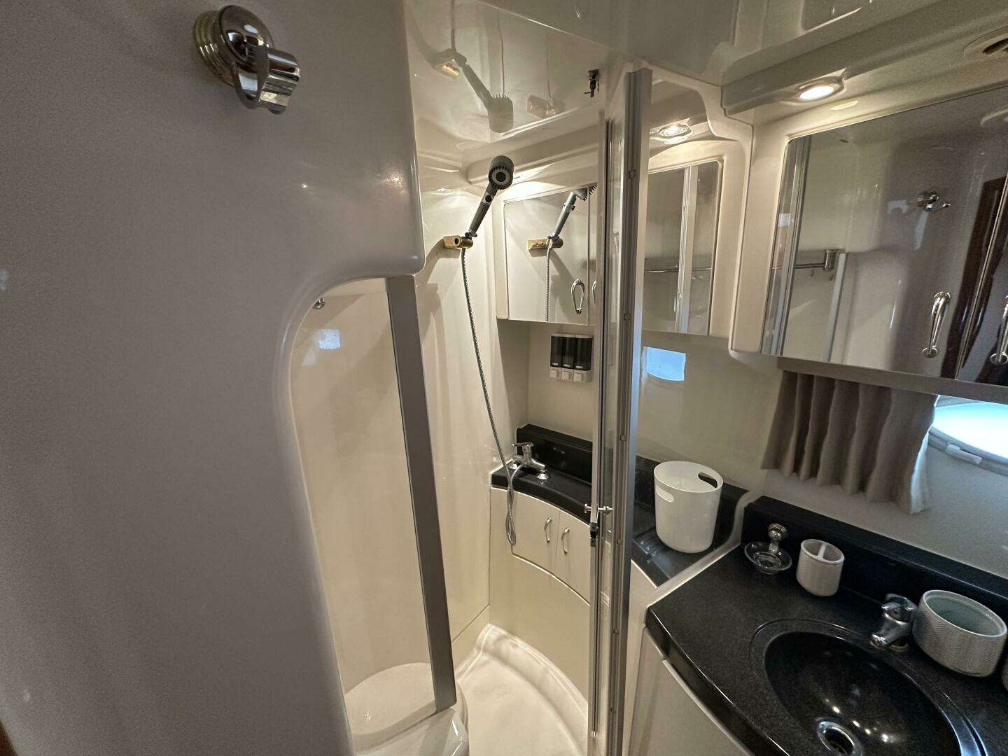 2005 Carver 36 SS - Image 44