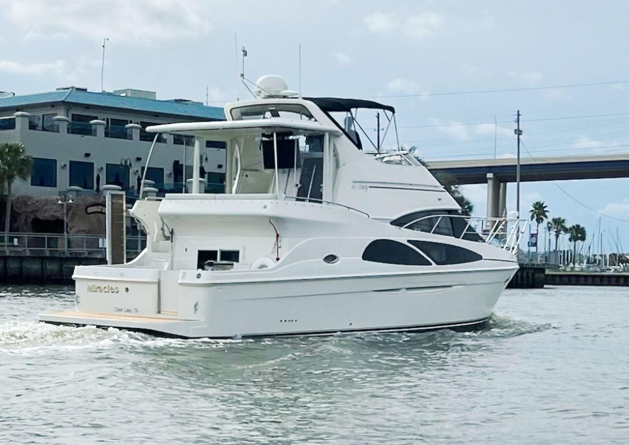 2006 Carver 41 Cockpit Motor Yacht