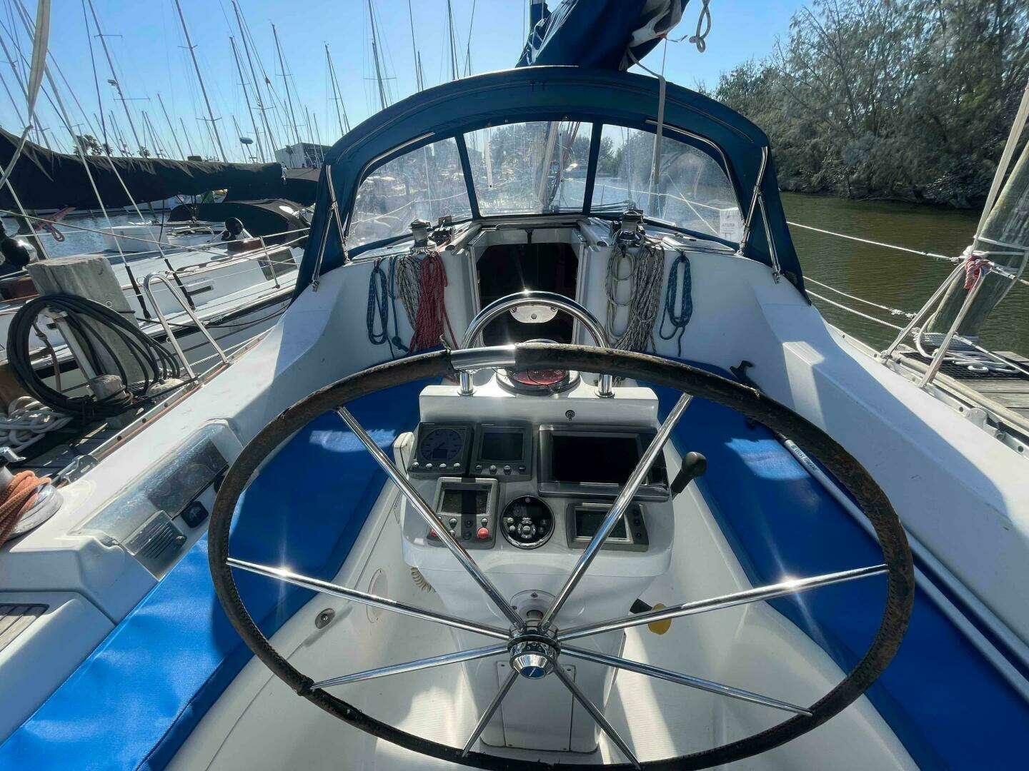2006 Beneteau 393 - Image 12