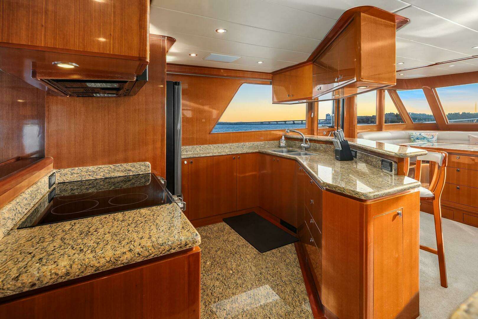 2014 Hampton 720 Skylounge LRC - Image 17