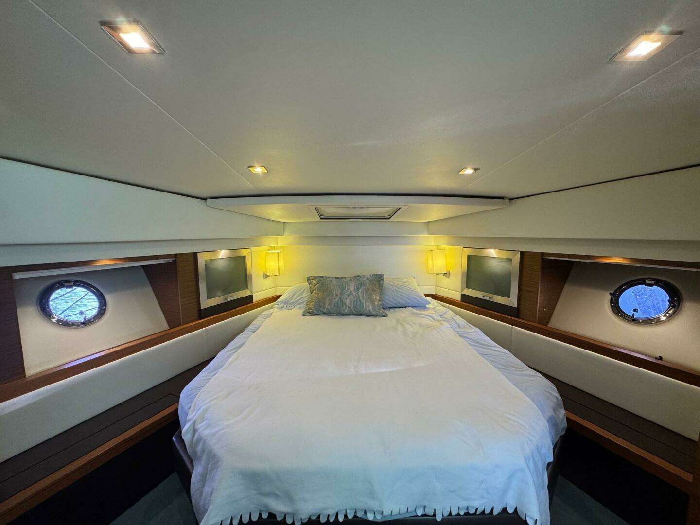2017 Tiara Yachts 44 Coupe - Image 39