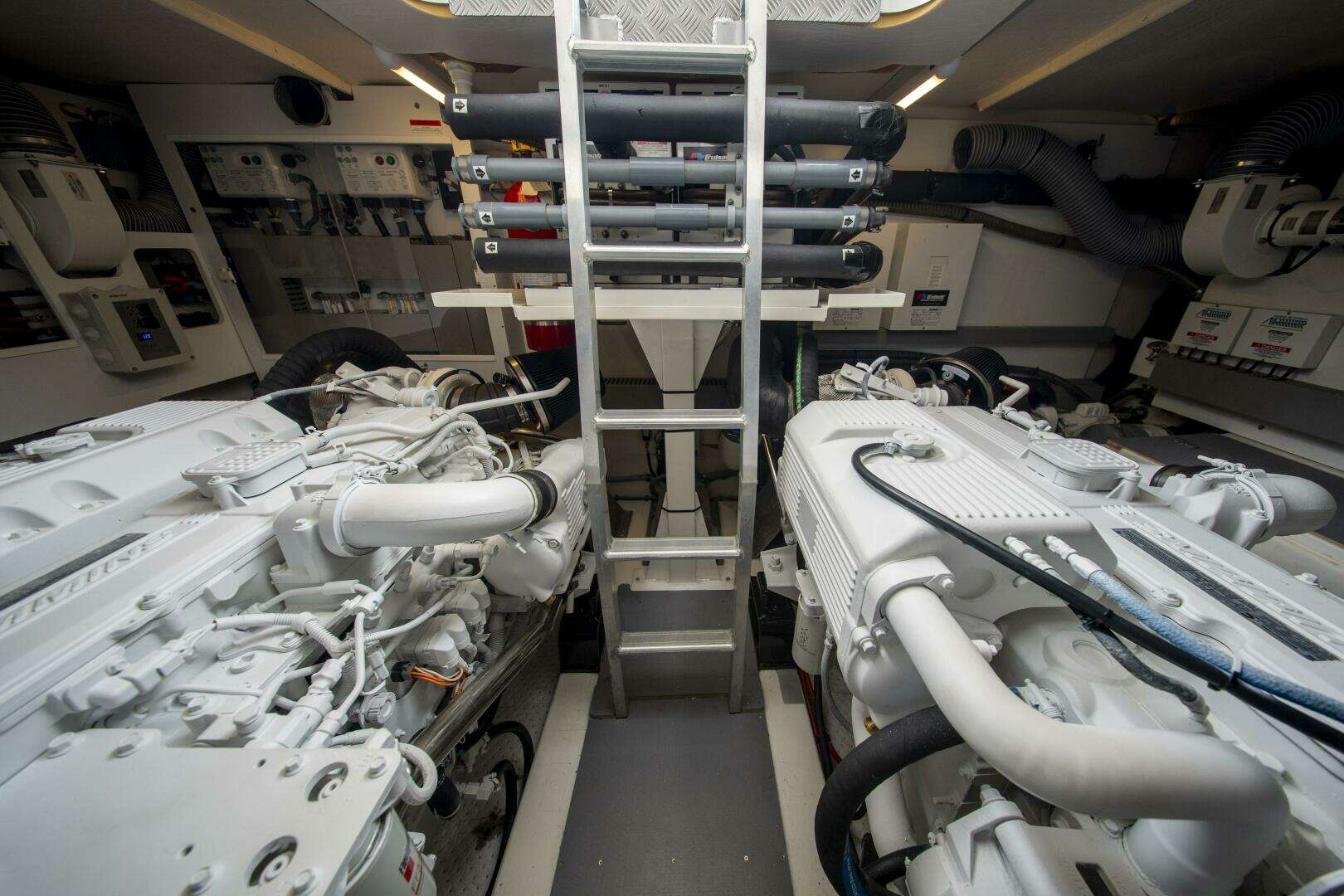 2018 Prestige 560 - Image 28
