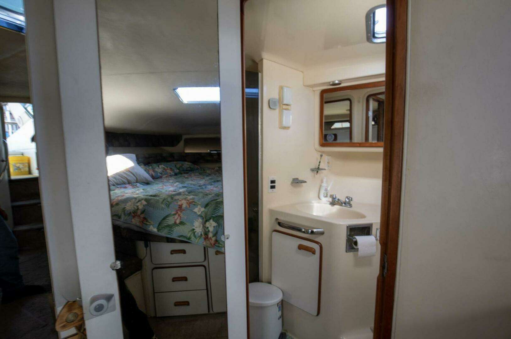 1990 Sea Ray 420 Sundancer - Image 28