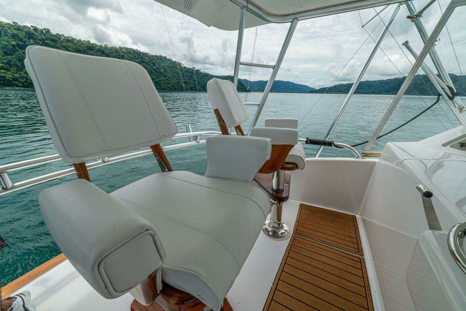 2004 Viking 61 Convertible - Image 10