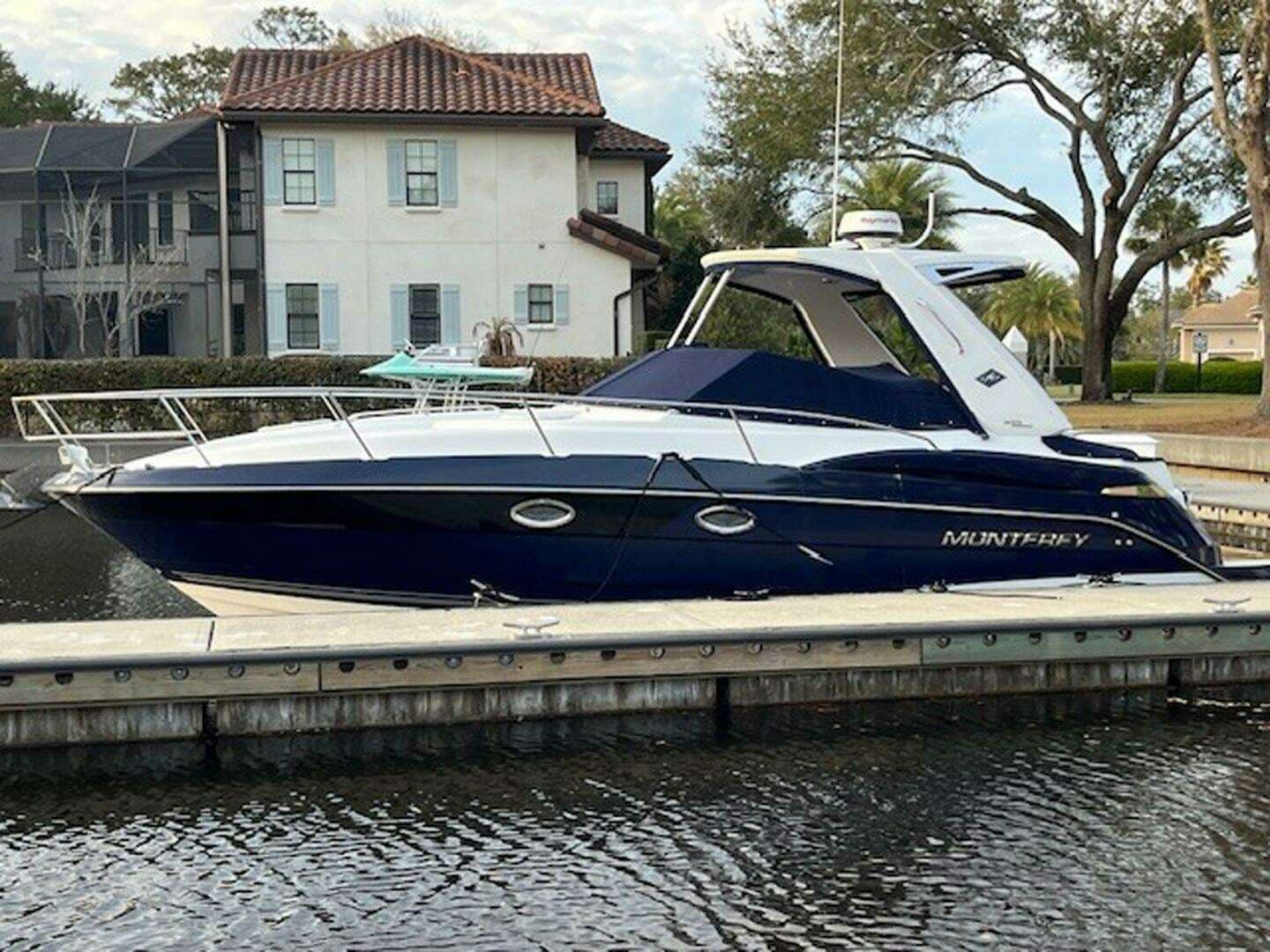 2018 Monterey 335 Sport Yacht - Image 2