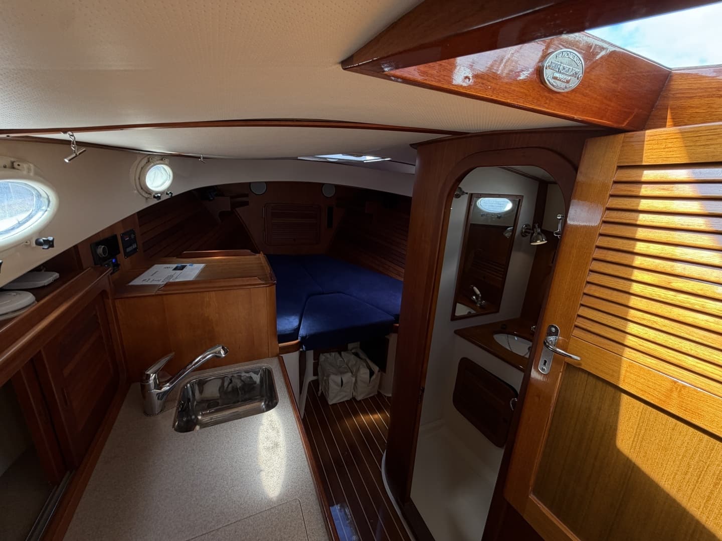 2009 Hinckley Picnic Boat 37 MKIII - Image 24