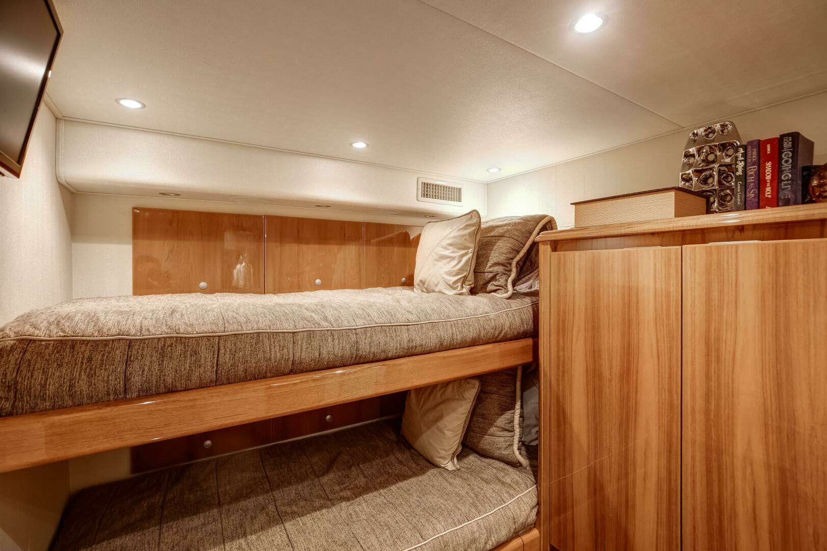 2015 Viking 70 Convertible - Image 15