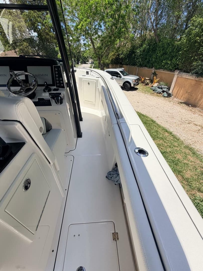2022 Robalo R302 Center Console - Image 15