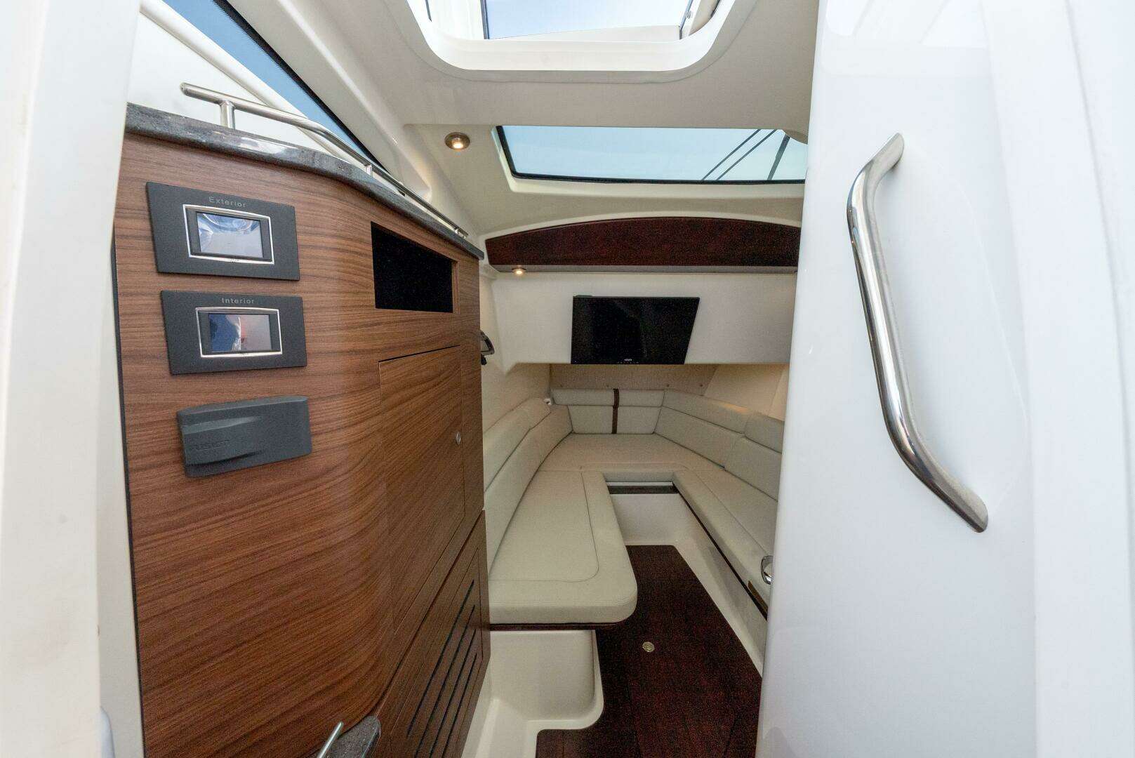 2019 Boston Whaler 350 EX Realm - Image 37