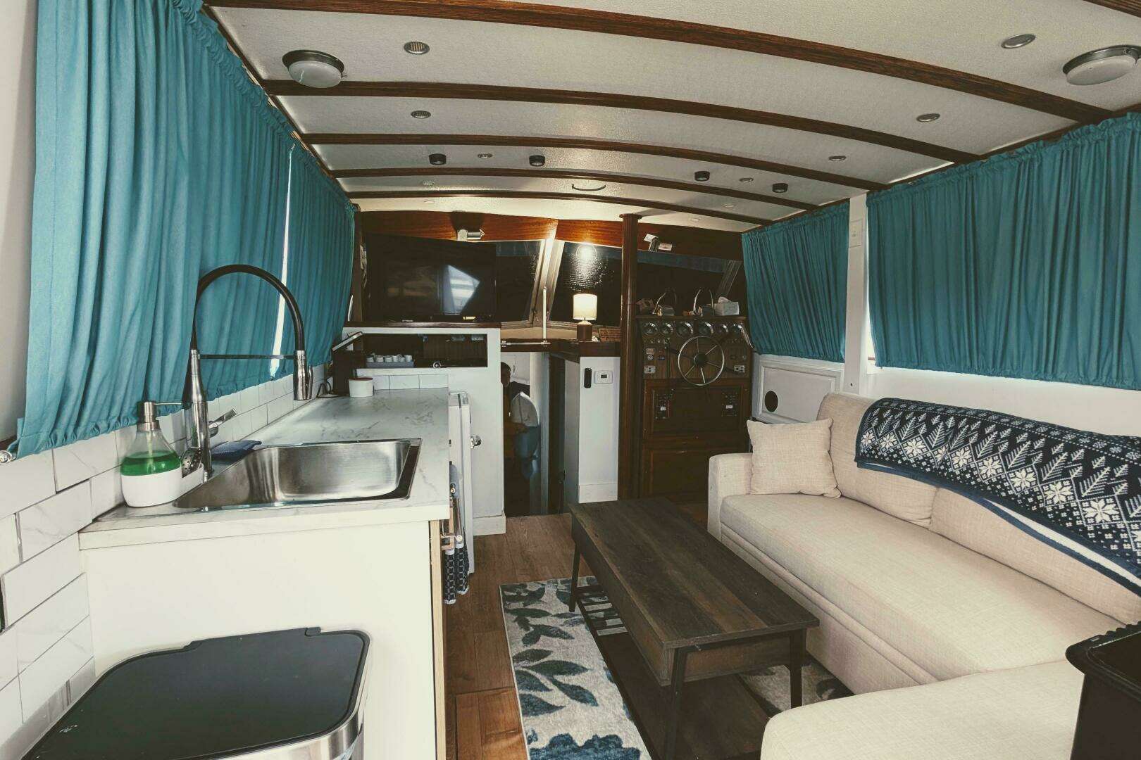 1969 Chris-Craft 35 Commander - Image 18