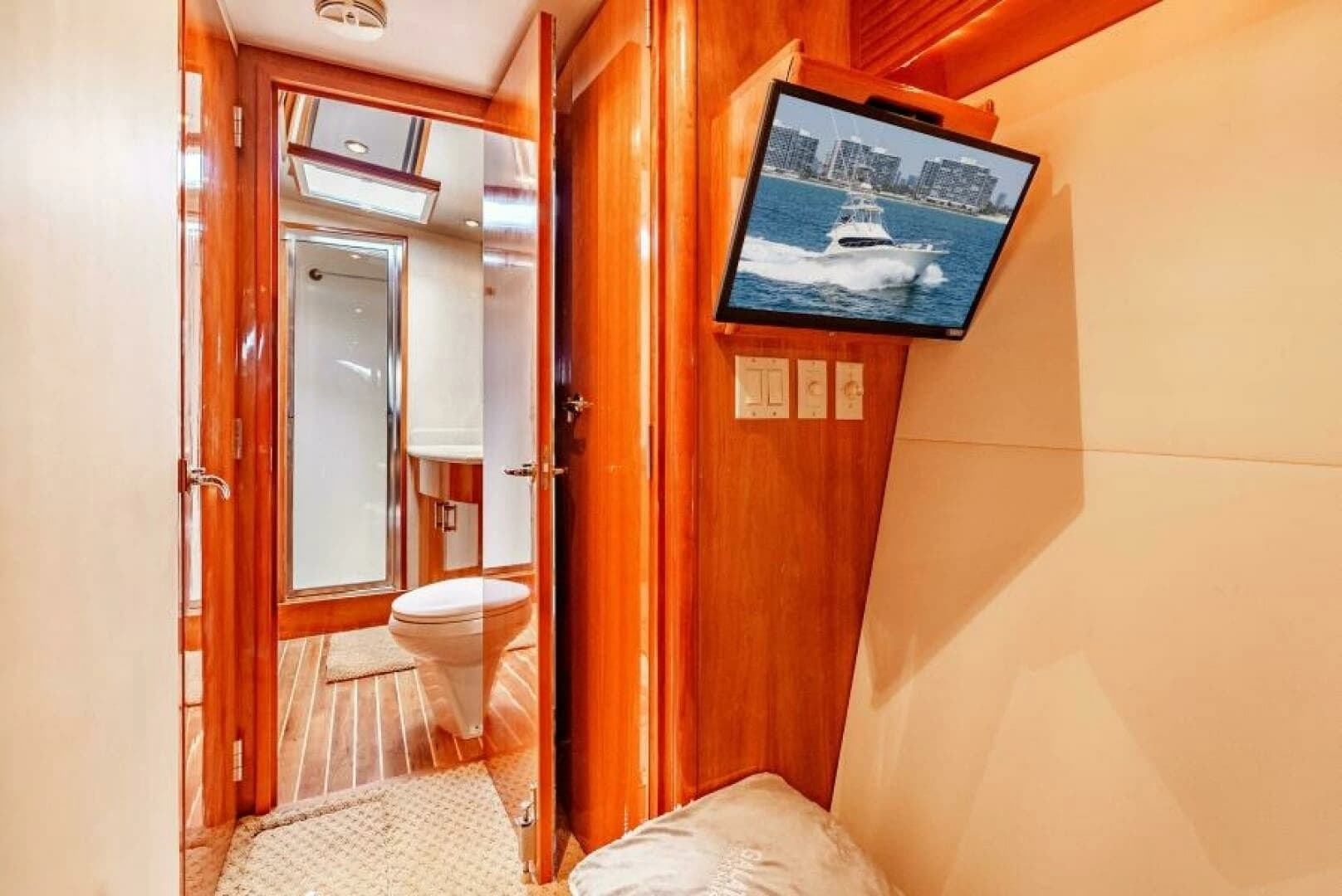 2004 Hatteras 54 Convertible - Image 27