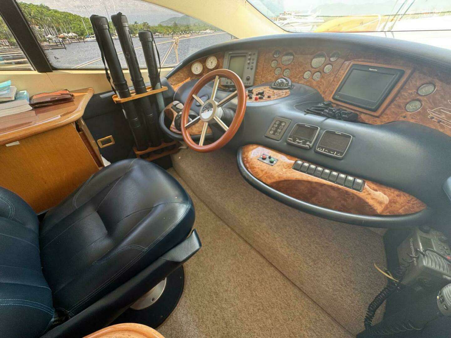 2001 Azimut 68 Plus - Image 19