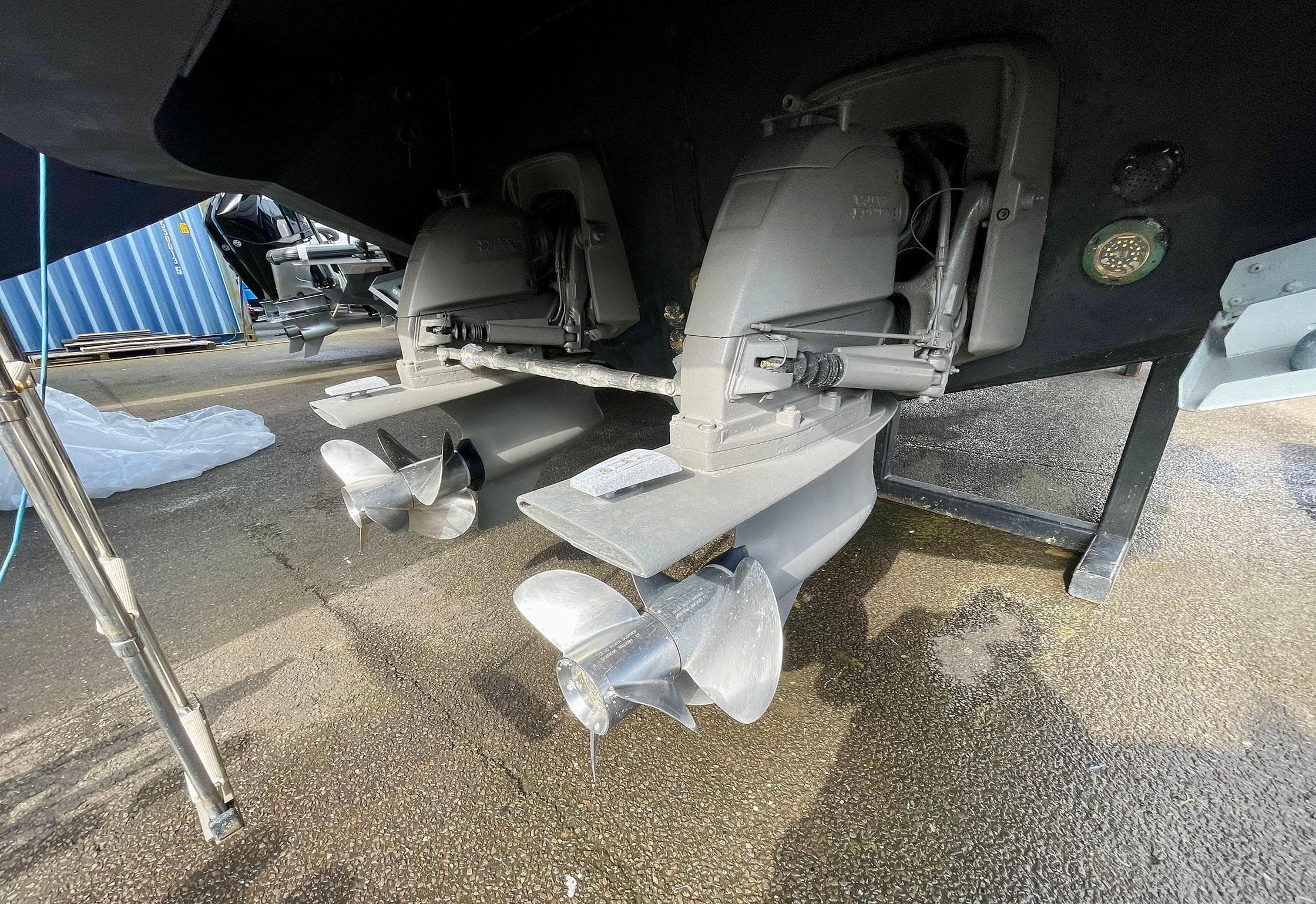 2011 Hunton XRS 43 boat propellers and drives on display.