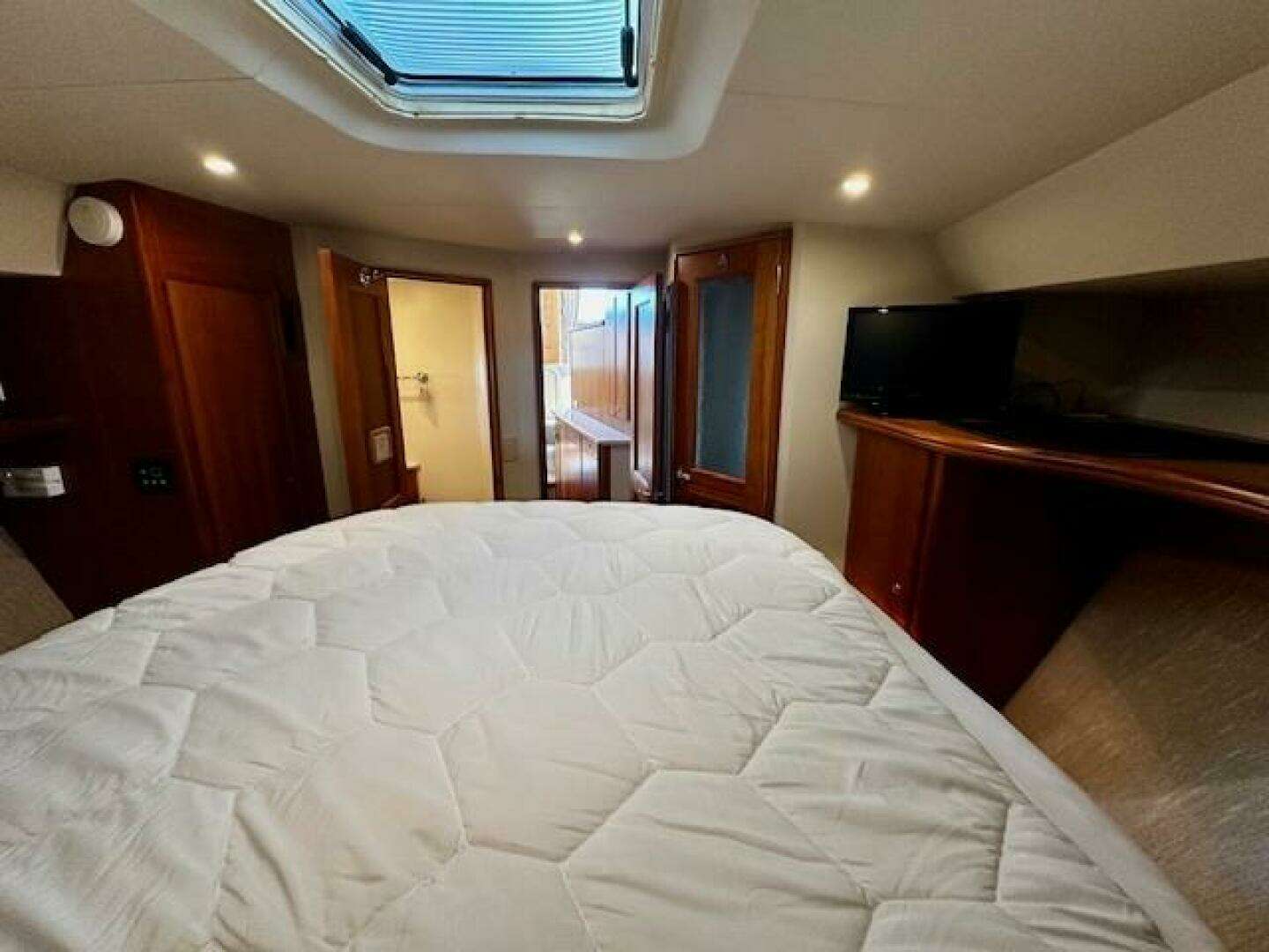 2001 Silverton 42 Convertible - Image 32