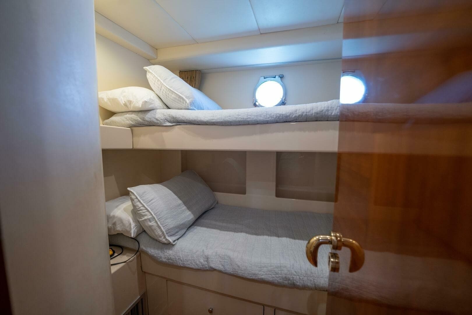 2004 Azimut 80 Carat - Image 22