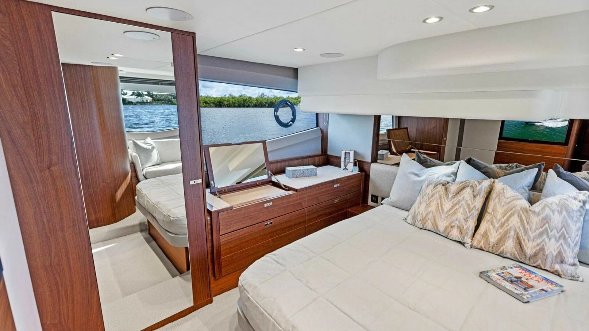 2025 Princess F50 Flybridge - Image 19