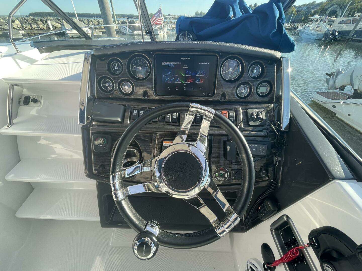 2019 Monterey 295 Sport Yacht - Image 12