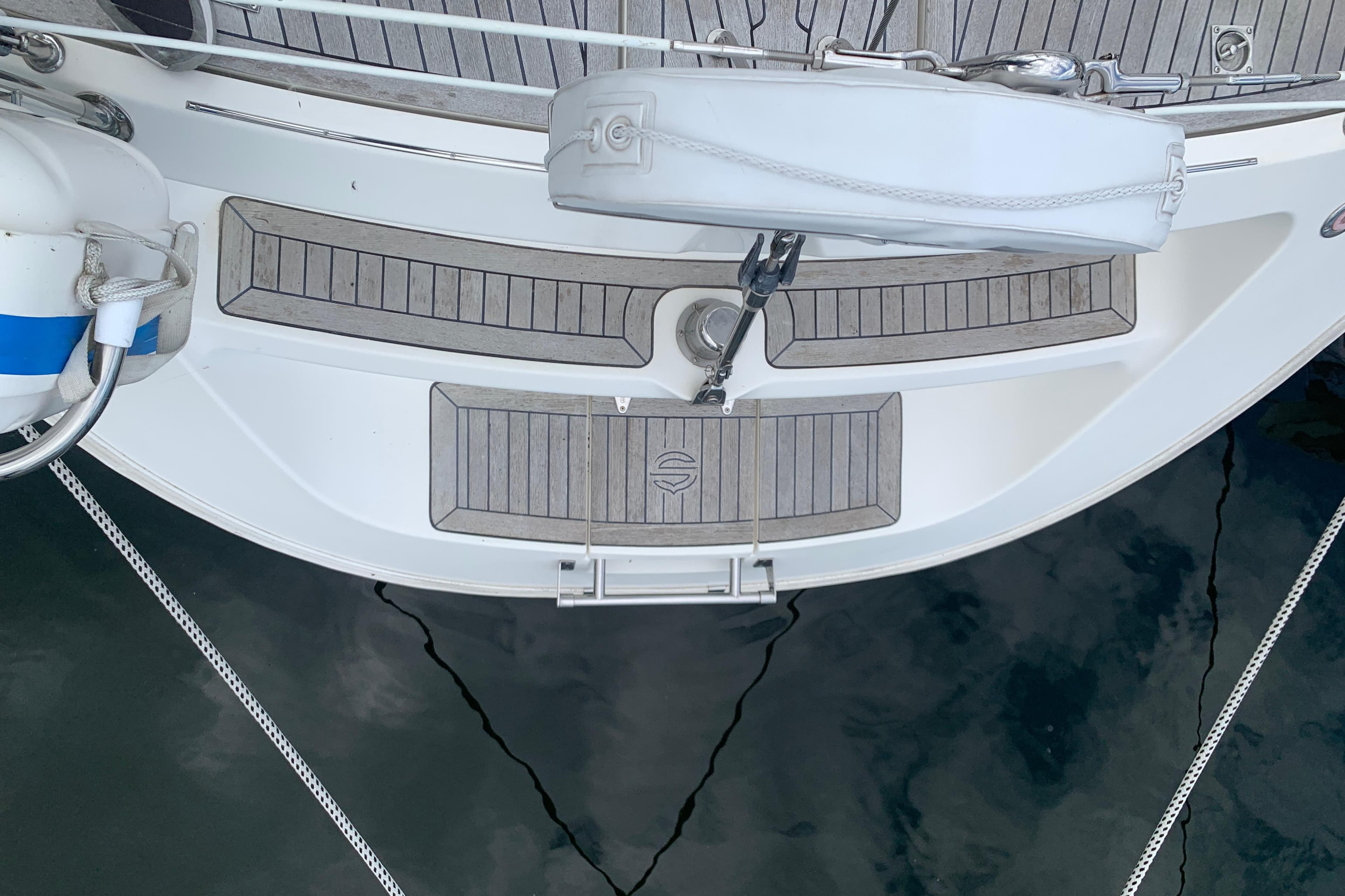 Sunbeam 37 yacht stern view, featuring teak decking and mooring lines, year 2000 model.