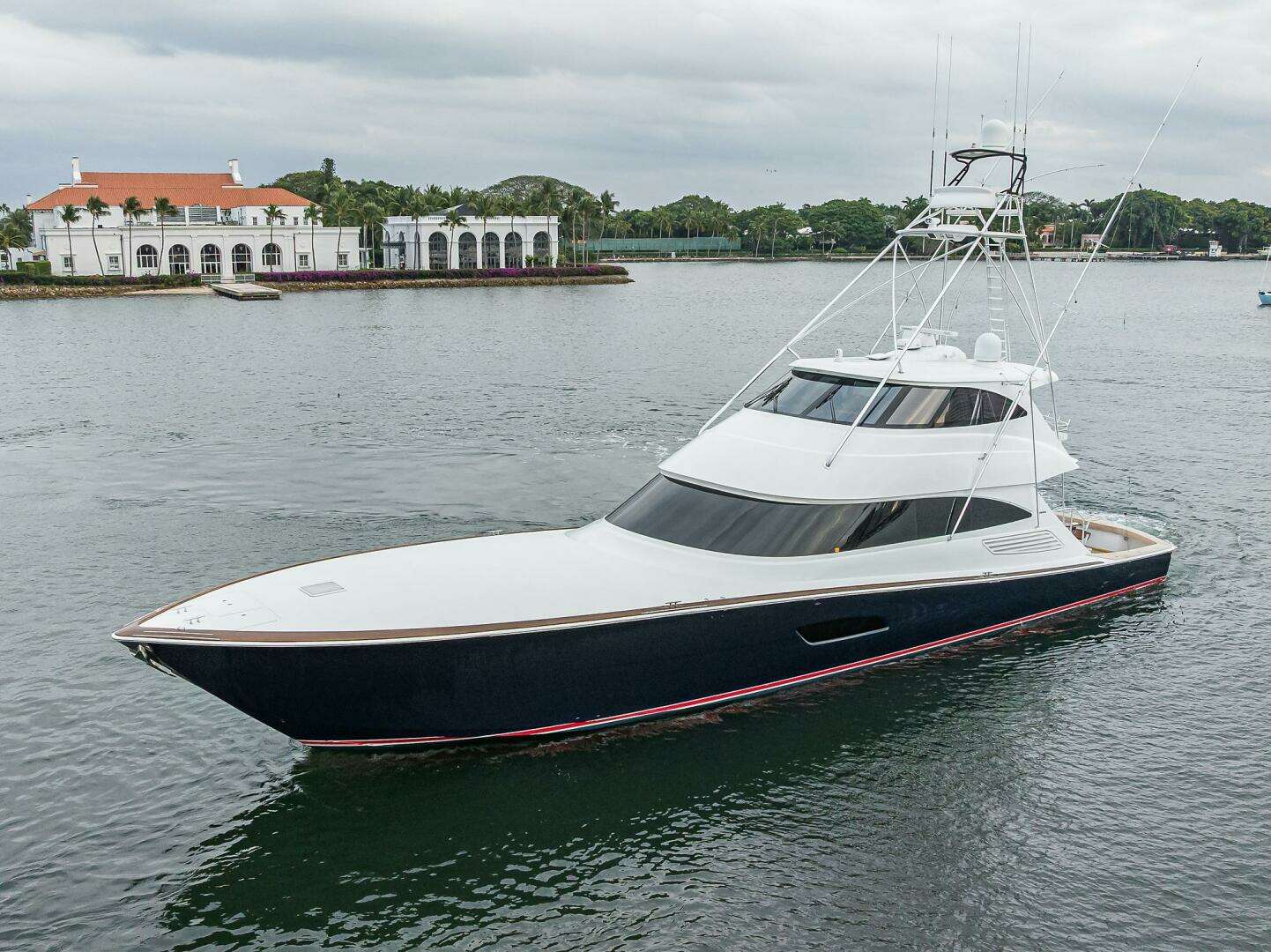 2017 Viking 92 Enclosed Bridge - Image 3