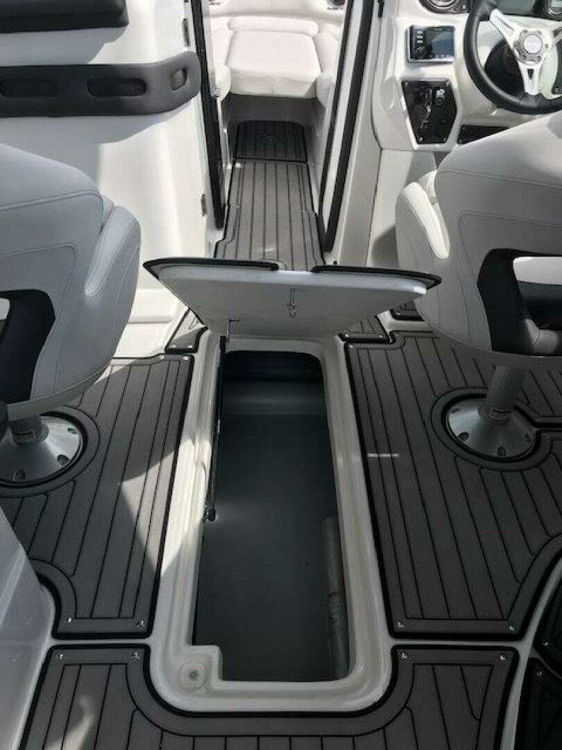 2018 Rinker 29QX - Image 10