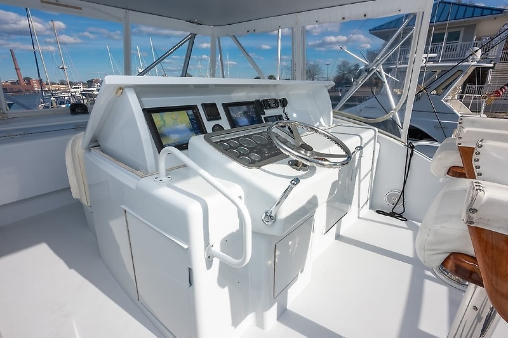 2001 Hatteras 60 Convertible - Image 16