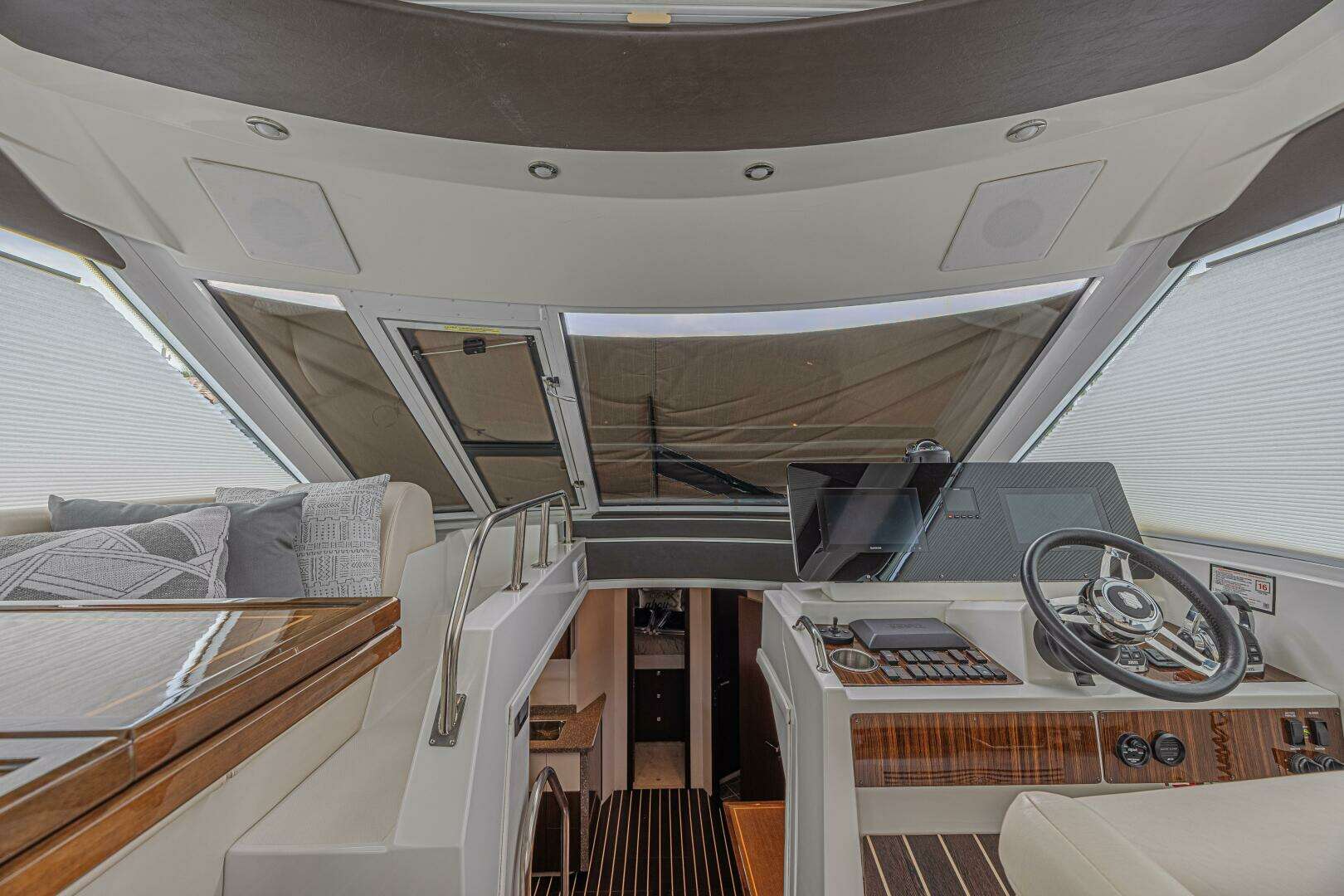2012 Cruisers Yachts 48 Cantius - Image 28