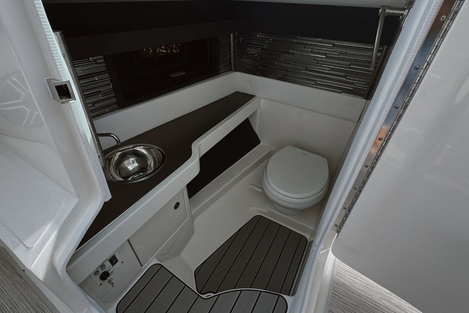2026 Sea Ray SLX 310 Outboard - 18