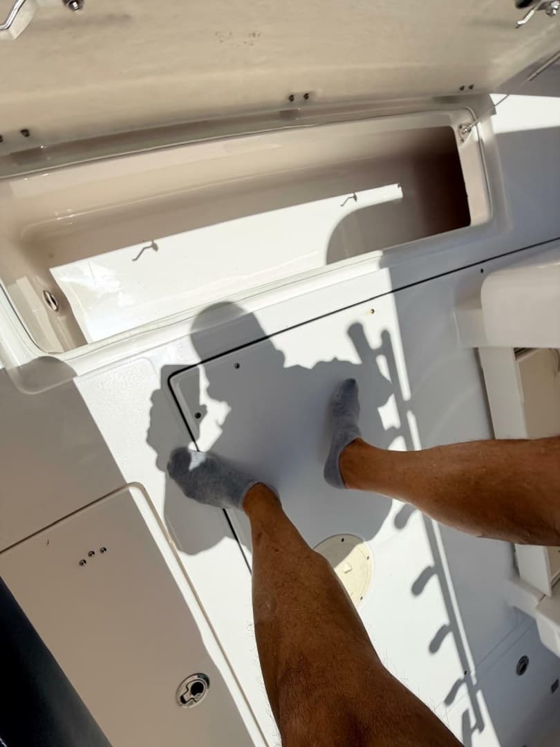 2022 Robalo R302 Center Console - Image 22