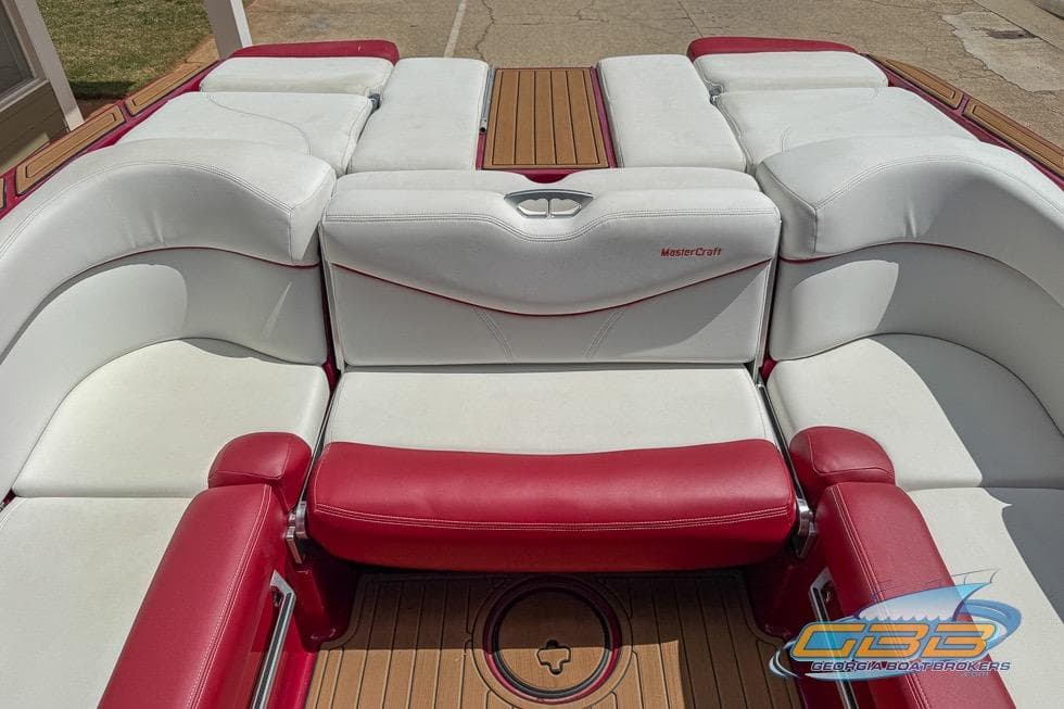 2018 MasterCraft XT25 boat interior with red and white seating, wooden flooring.