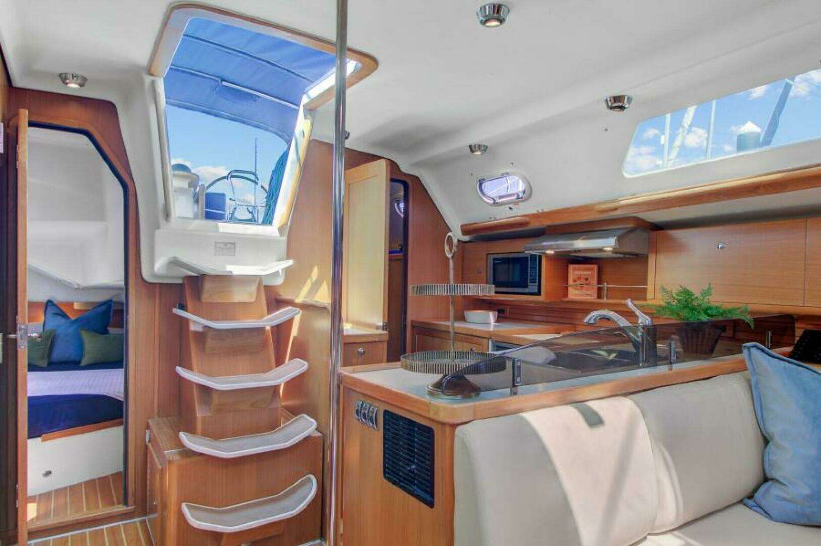 2011 Catalina 445 - Image 36