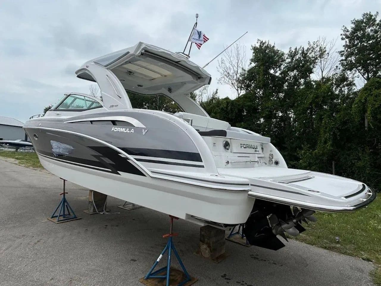 2025 Formula 350 Crossover Bowrider - 2
