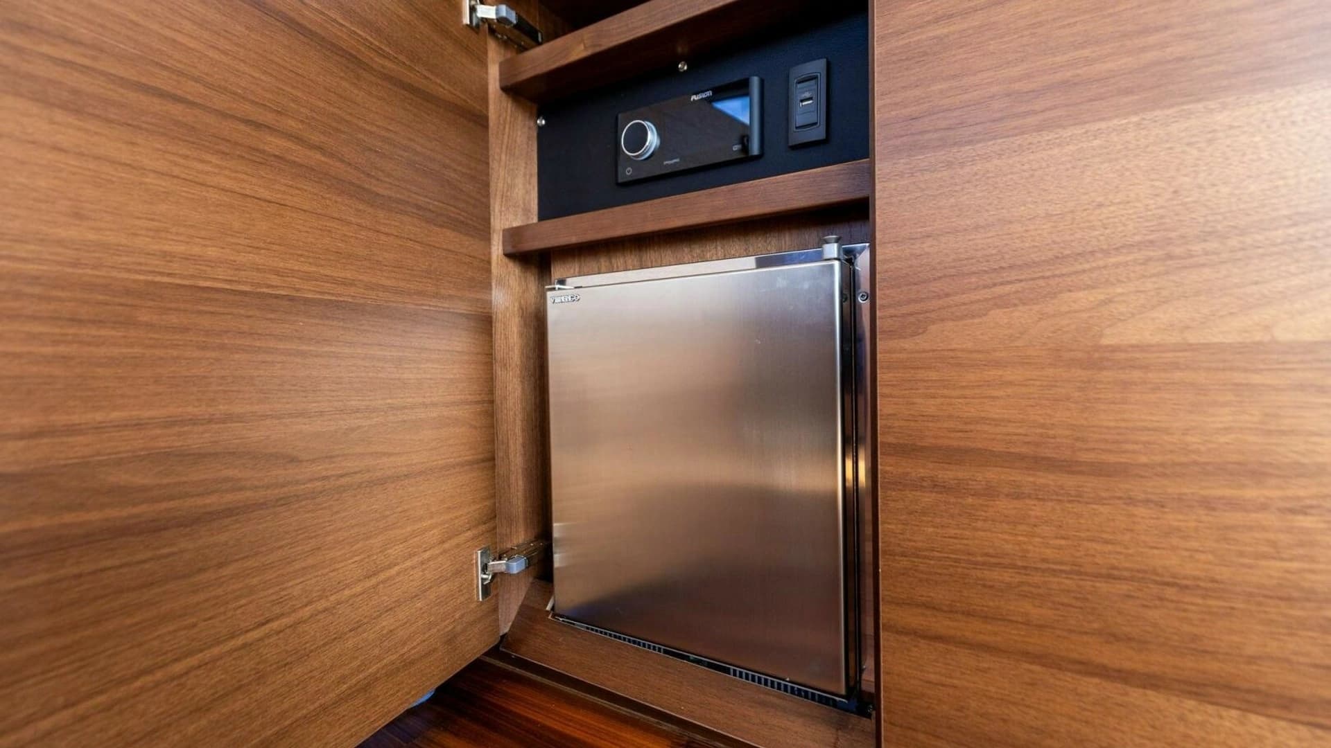 2025 Princess F50 Flybridge - Image 17