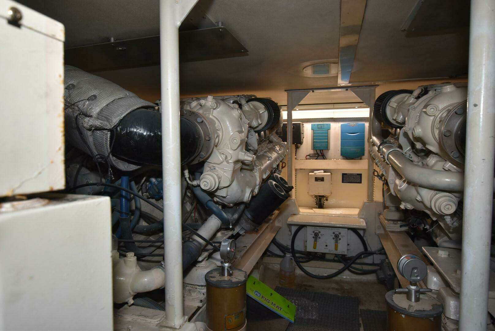 1997 Viking 50 Convertible - Image 31