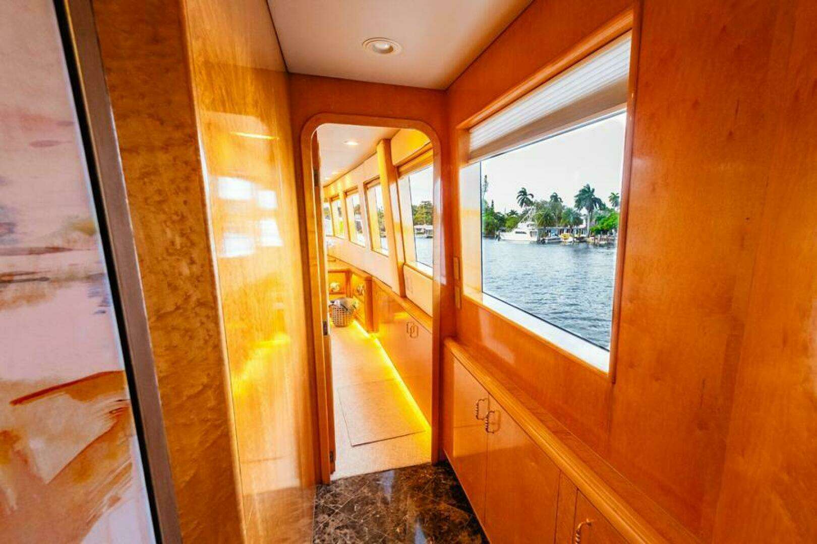 1995 Hatteras Flybridge Motor Yacht - Image 12
