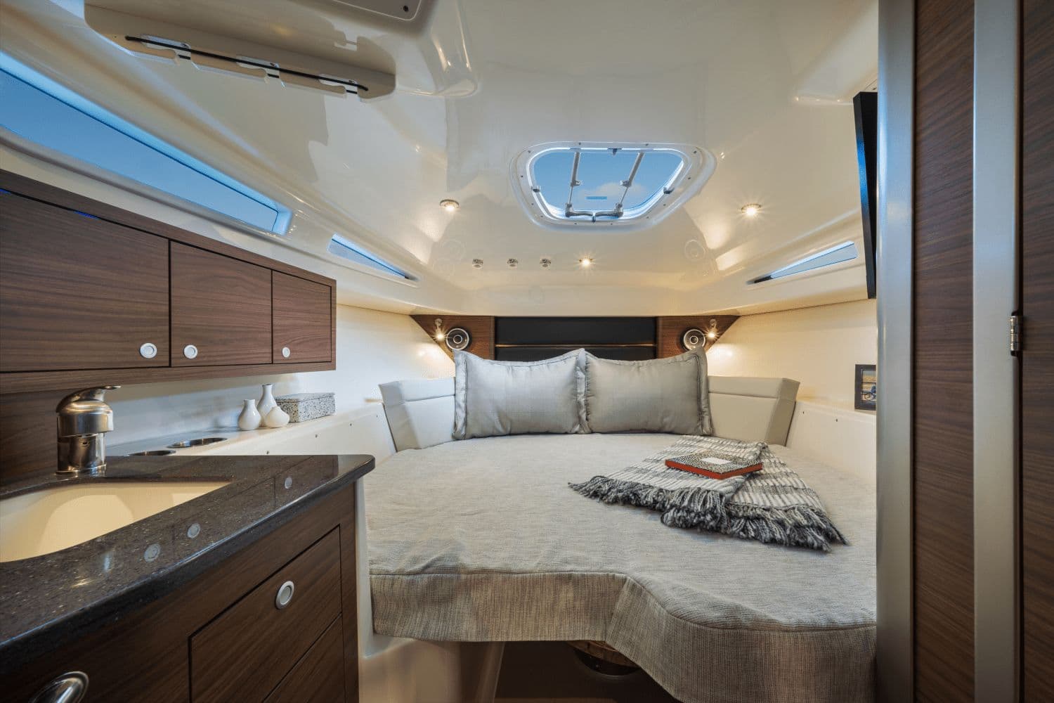 2026 Boston Whaler 325 Conquest - 39