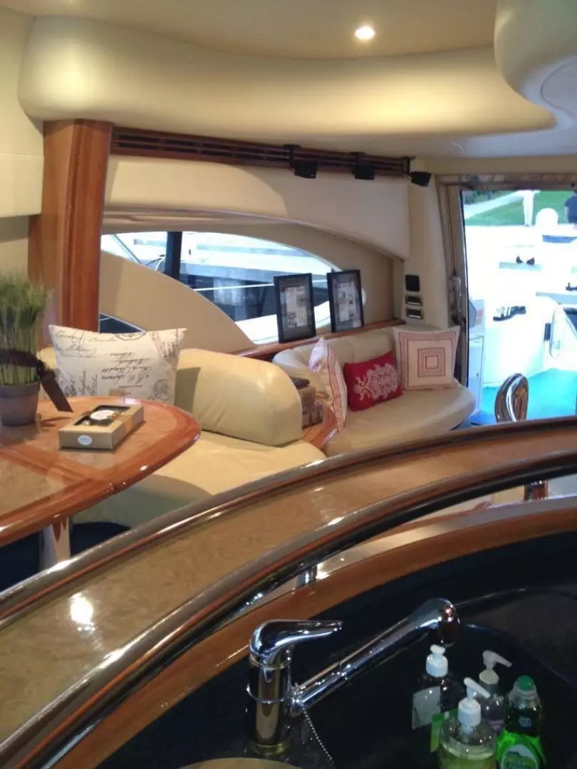 2005 Azimut 62 Evolution - Image 10