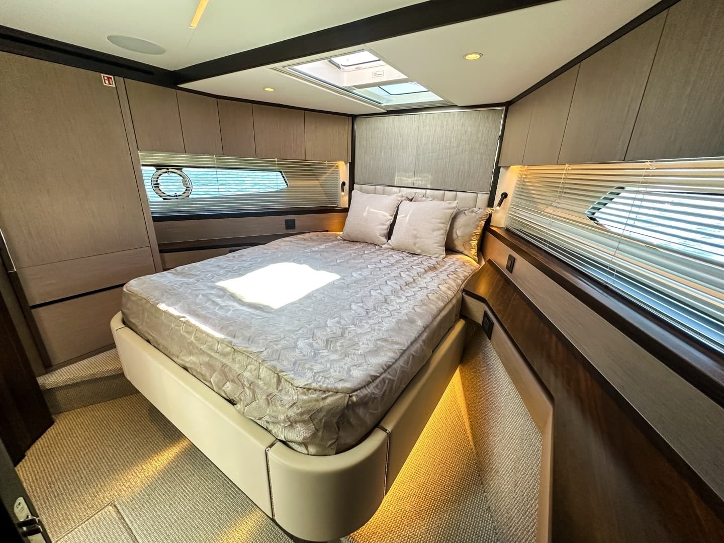 2024 Sunseeker 55 Manhattan - Image 63