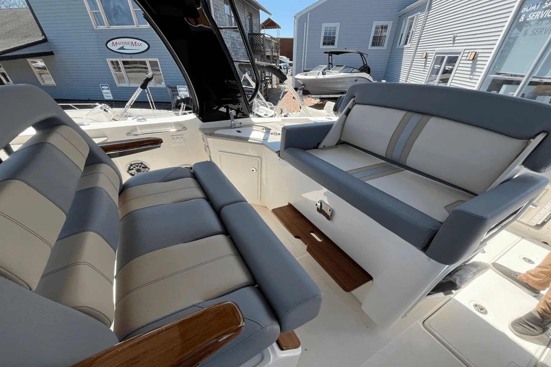 2025 Boston Whaler 350 Realm - 29