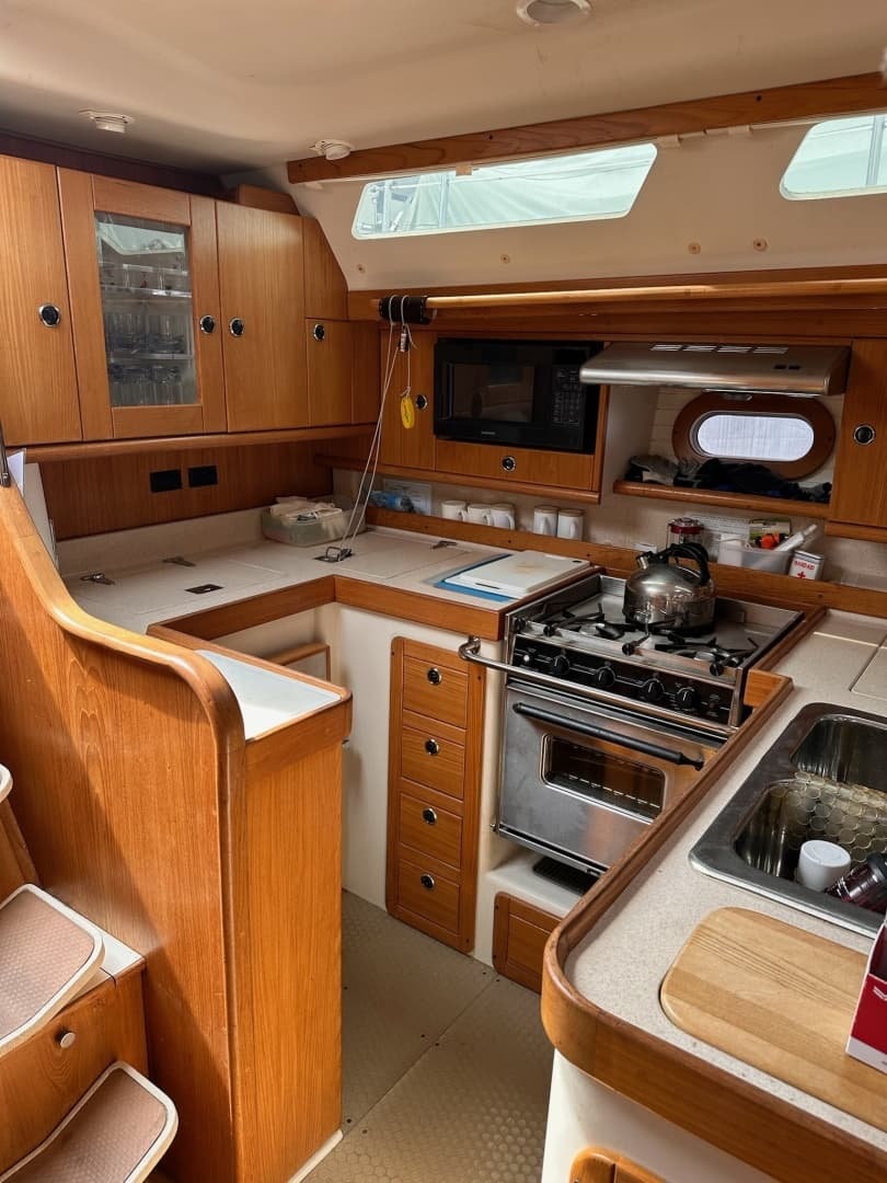 2002 Catalina 470 - Image 17