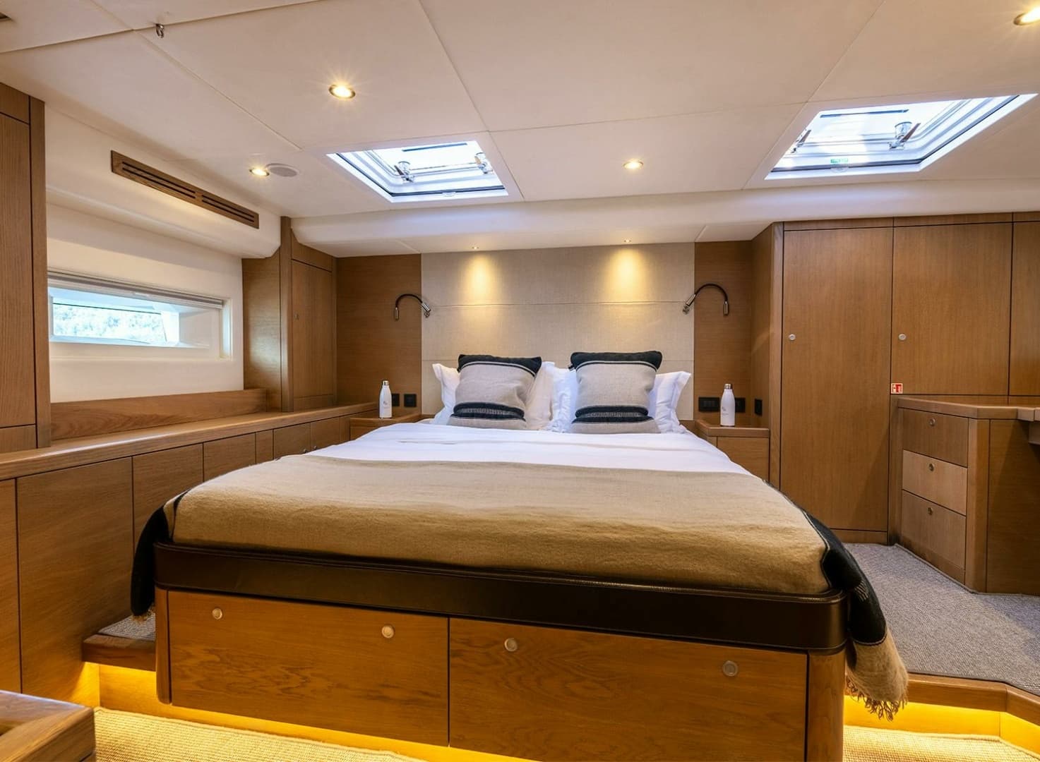 2014 Oyster Yachts Oyster 825 - Image 3