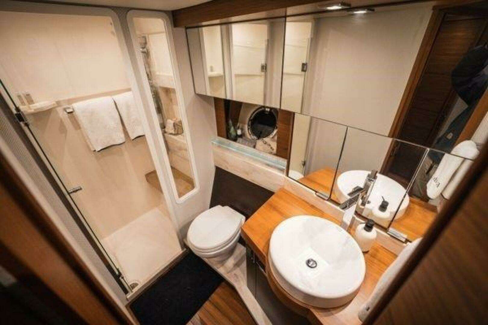 2016 Tiara Yachts 44 Coupe - Image 9