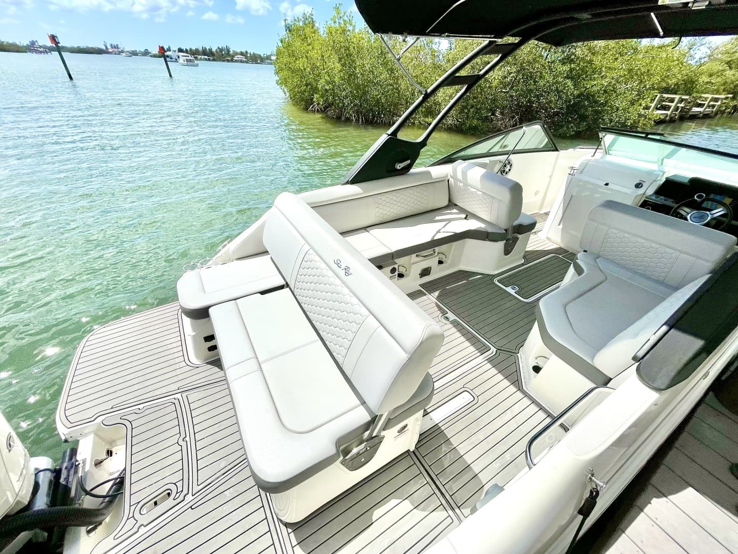 2024 Sea Ray SDX 25 Outboard - Image 7