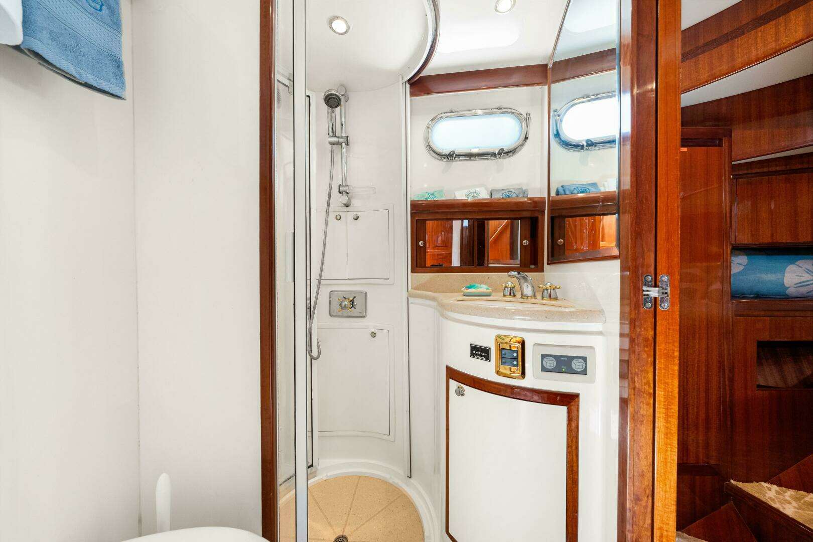 2007 Hampton 558 Pilothouse - Image 17